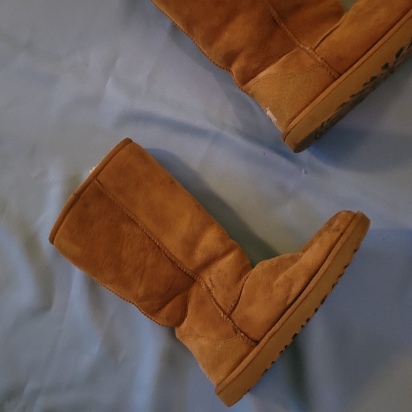 Uggs tan boots size 7 - Picture 3 of 8